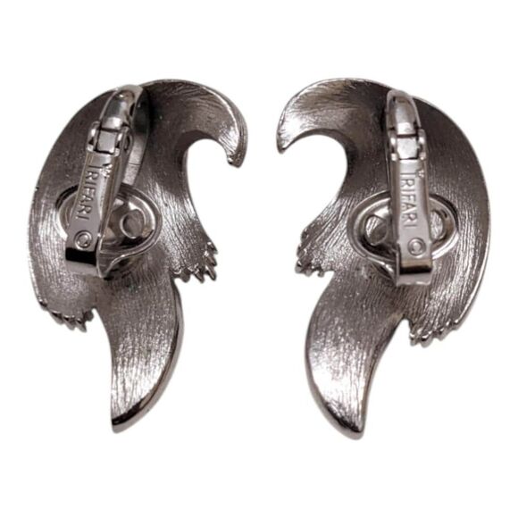 Pair Of Vintage Trifari Antiqued Silver Toned Clip On Earrings Swirl Wave Design - Picture 3 of 4